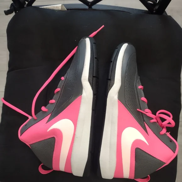 Nike - Picture 2 of 16